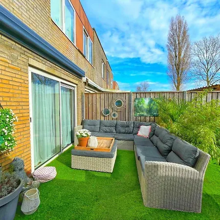 Vakantiehuis Spacious And Cozy House With Affordable Parking