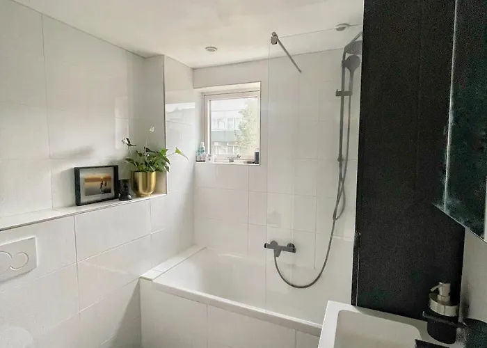 Spacious And Cozy House With Affordable Parking Amsterdam