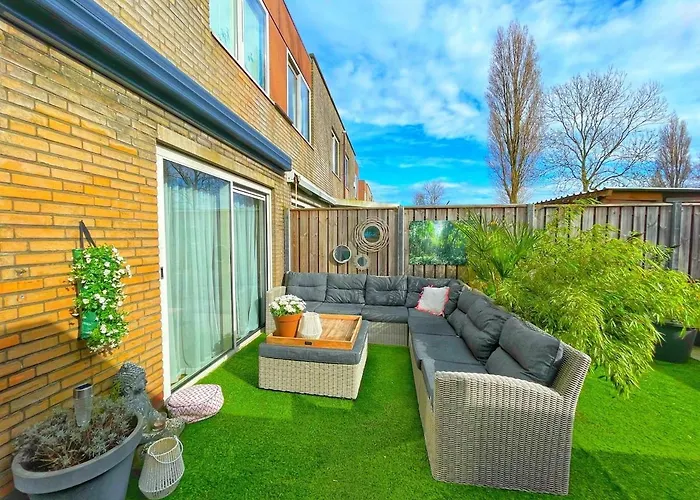 Vakantiehuis Spacious And Cozy House With Affordable Parking