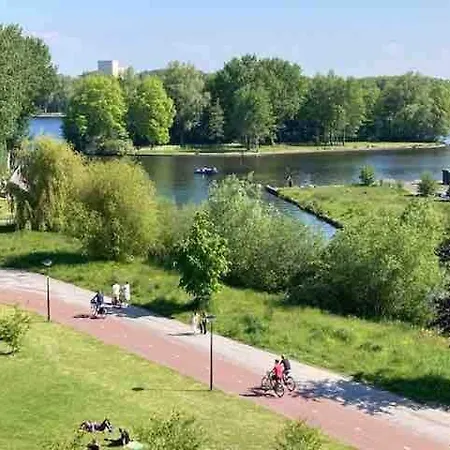 Dom wakacyjny Spacious And Cozy House With Affordable Parking