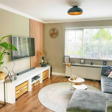 Spacious And Cozy House With Affordable Parking * Ámsterdam