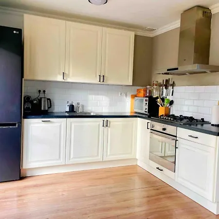 Spacious And Cozy House With Affordable Parking *