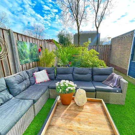 Spacious And Cozy House With Affordable Parking