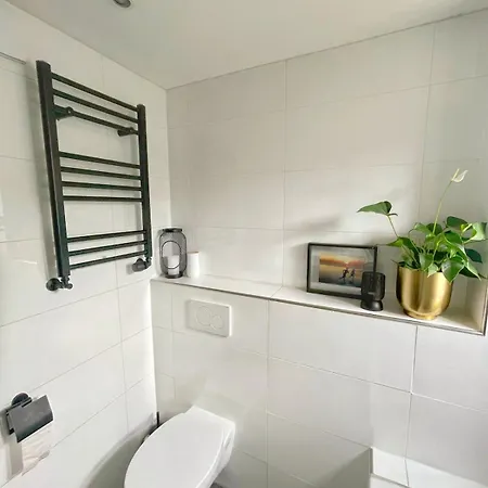 Vakantiehuis Spacious And Cozy House With Affordable Parking