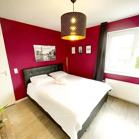 Spacious And Cozy House With Affordable Parking Amsterdam