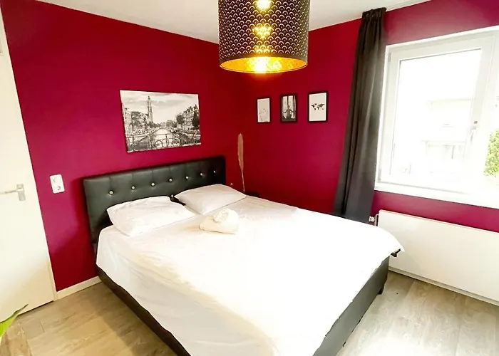 Spacious And Cozy House With Affordable Parking Амстердам