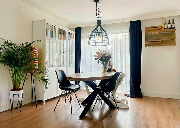 펜션 Spacious And Cozy House With Affordable Parking 암스테르담