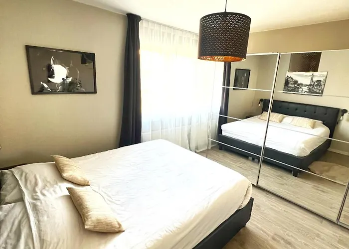 Spacious And Cozy House With Affordable Parking 암스테르담